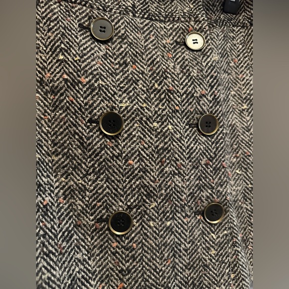 LOFT Black and White Herringbone Mini Skirt With Elegant Buttons (Size 6) - Picture 4 of 11